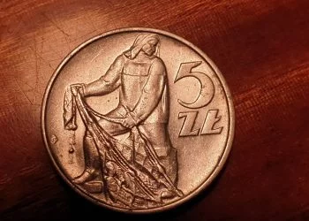 Obiegowe pieniądze z czasów PRL uzyskują coraz większe kwoty na numizmatycznych aukcjach, monety zdrożały nawet kilkukrotnie.