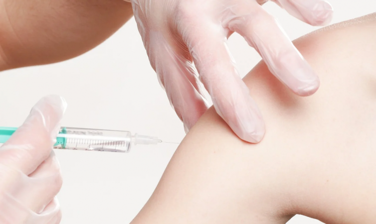 W USA, zaszczepiony, 45-letni pracownik służby zdrowia, kilka dni po przyjęciu szczepionki zachorował na koronawirusa COVID-19.