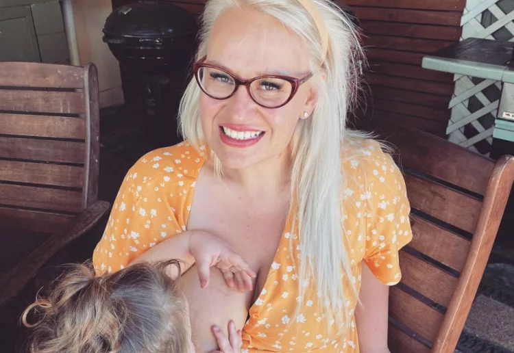 Amy McGlade szerzej znana jest jako Breast Milk Queen propagatorka karmienia piersią, która publikuje posty w serwisie Instagram.