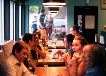 Bunt przedsiębiorców w sprawie obostrzeń przybiera na sile, coraz więcej firm w kraju jest otwieranych nie zważając na lockdown.