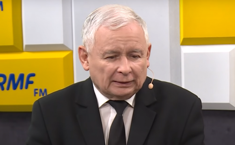 Wiele osób myśli, ze tak wpływowa osoba jak Jarosław Kaczyński musi mieszkać w luksusach, jednak jego dom jest wręcz w opłakanym stanie.