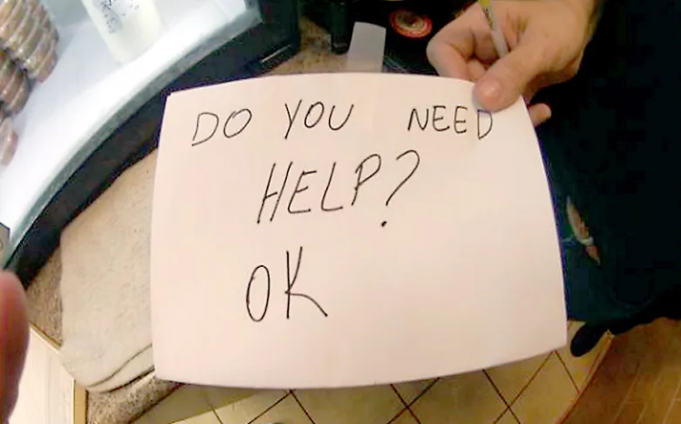 W jednej z restauracji w Orlando w USA kelnerka uratowała dziecko z rąk oprawców. Flaviane Carvalho uznała, ze sytuacja jest podejrzana.