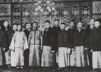 Koro jest to tajemnicza choroba, na którą zapadają tysiące mężczyzn, objawia się panicznym strachem przed tym, żeby penis nie został...