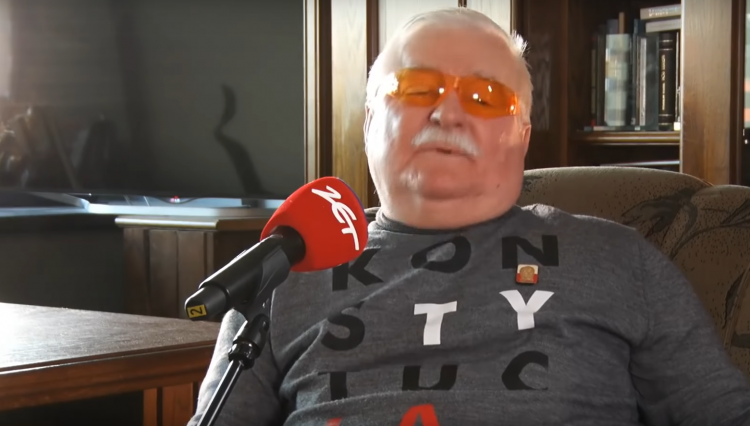 Wpadka jaką zaliczył Lech Wałęsa w serwisie Facebook nie uszła uwadze internautom, były prezydent nie zauważył tego na opublikowanym zdjęciu