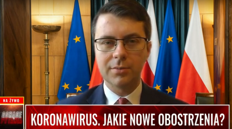 Rzecznik rządu Piotr Müller jeszcze nie potwierdził tego co ustaliła telewizja, jednakże Polsat News podał właśnie szczegóły nieoficjalnej decyzji o tym, że obostrzenia w Polsce zostaną przedłużone.