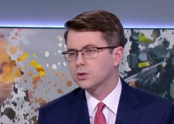 Czy zbliża się koniec z obostrzeniami? Piotr Müller, rzecznik rządu w telewizji Polsat News przekazał istotne informacje o tym kiedy decyzje