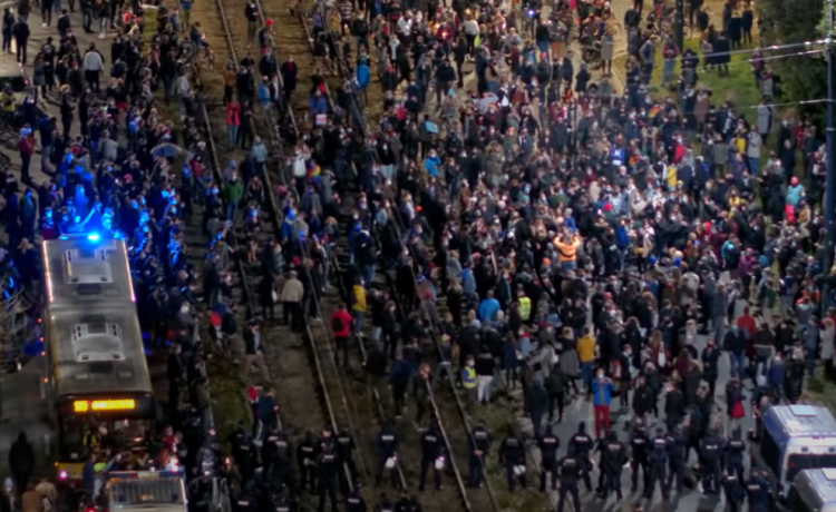 Kolejny protest pod TK, policjant relacjonuje co zaszło podczas wczorajszej demonstracji. Zatrzymano 14 osób, a 2 policjantów zostało rannych