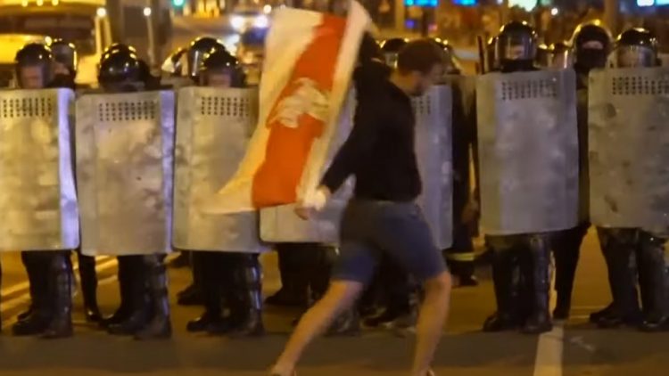 Strzelać gumowymi kulami prosto w głowę, tak białoruski minister, Nikołaj Karpienkow miał mówić na szokującym nagraniu.