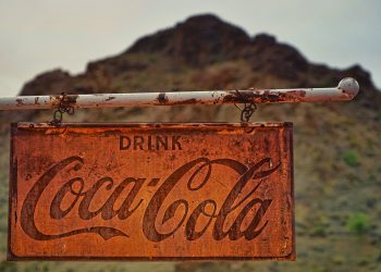 Skład jaki ma Coca-Cola budzi zastrzeżenia, jednak oryginalna receptura było o wiele bardziej kontrowersyjna, zawiera alkohol oraz kokainę