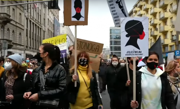 Strajk Kobiet: Policja w trybie pilnym ściąga i wysyła funkcjonariuszy na ulice stolicy, mają kontrolować protesty w Warszawie.