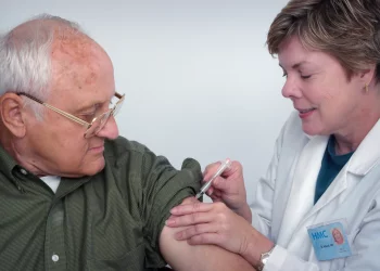 Terminy szczepień przeciw COVID-19 na jakie mogą zapisywać się seniorzy powyżej 70 roku życia mogą znacząco się wydłużyć.