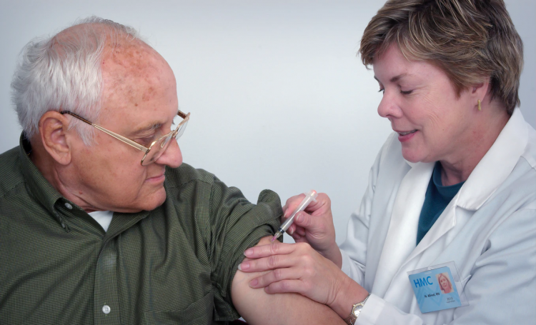 Terminy szczepień przeciw COVID-19 na jakie mogą zapisywać się seniorzy powyżej 70 roku życia mogą znacząco się wydłużyć.