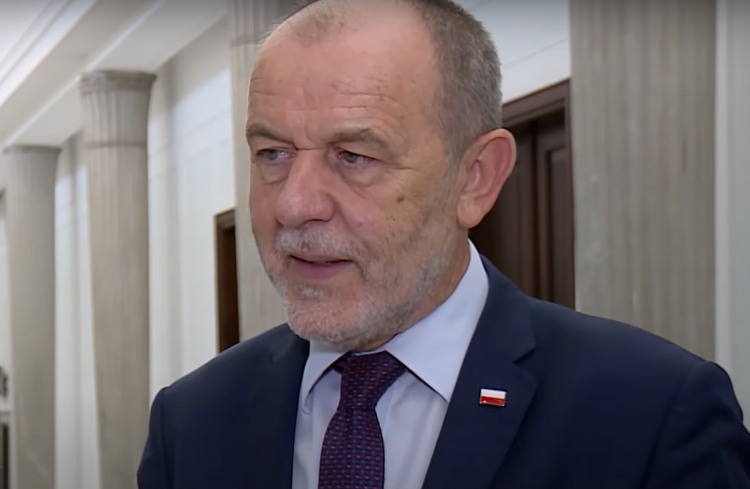 Poseł PiS Jan Mosiński broni nowy projekt ustawy w sprawie mandatów. Porozumienie zapowiedziało, że jest przeciwne pomysłowi koalicjanta.