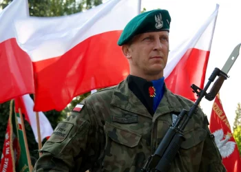 Jak wyglądają zarobki generała i szeregowego, ile tak naprawdę zarabiają w wojsku? Odpowiadamy na pytania. Skusiłbyś się na taką wypłatę?