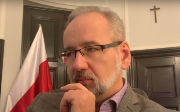Minister zdrowia Adam Niedzielski zaznaczył na konferencji, że w życie wejdzie ważna zmiana w obostrzeniach, która dotyczy dzieci.