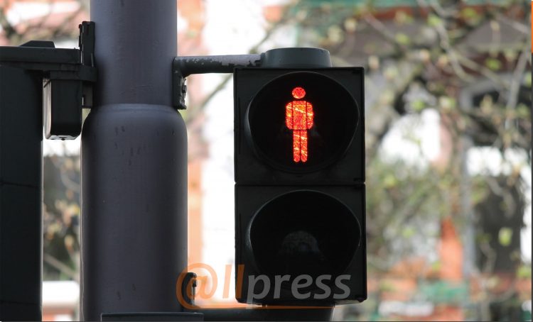 W roku 2021 dla kierowców duże zmiany w przepisach drogowych, a w nich między innymi pierwszeństwo na pasach, e-hulajnogi i jazda na zderzaku.