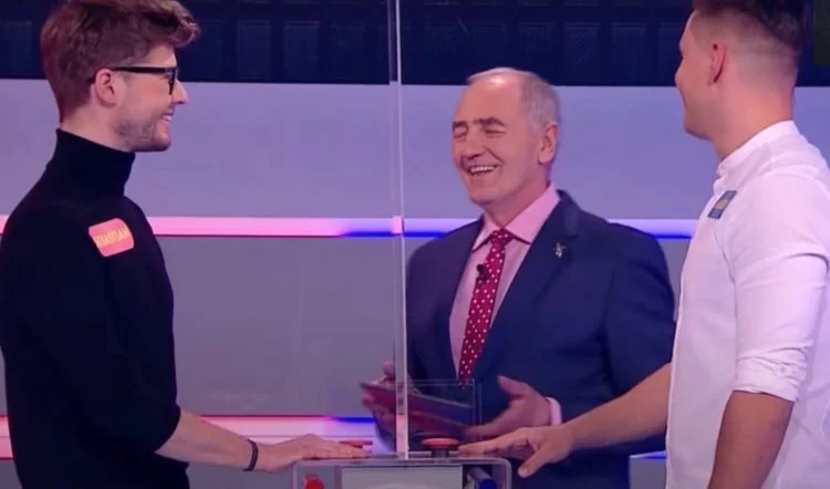 Karol strasburger nie ma łatwej pracy, Familiada to program w którym wpadka goni wpadkę, najpierw "lama", a teraz "stworzenie ze szczypcami"