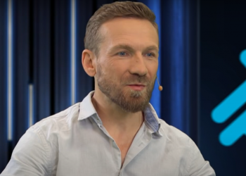 Gwiazda TTV Przemek Kossakowski oficjalnie poparł WOŚP i odpiera zarzuty, mówiąc, że jednego z bohaterów Down The Road uratował sprzęt WOŚP.