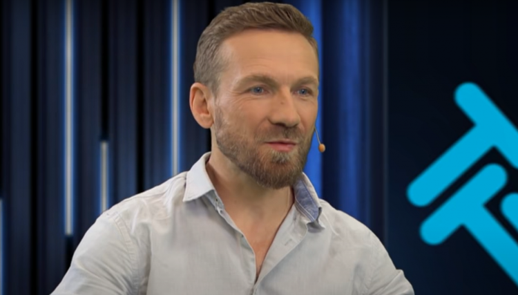 Gwiazda TTV Przemek Kossakowski oficjalnie poparł WOŚP i odpiera zarzuty, mówiąc, że jednego z bohaterów Down The Road uratował sprzęt WOŚP.