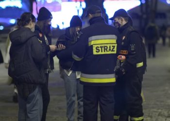 Radny z Tych, Krzysztof Król podczas niedzielnego finału WOŚP wykrzykiwał wulgarne hasła pod adresem PiS. Teraz polityk przeprasza.