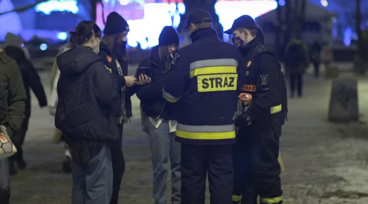 Radny z Tych, Krzysztof Król podczas niedzielnego finału WOŚP wykrzykiwał wulgarne hasła pod adresem PiS. Teraz polityk przeprasza.