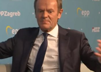 Donald Tusk znalazł się pod lupą CBA, służby badają sprawę korupcji, w którą zamieszany był Sławomir Nowak. Czy Tusk wiedział?