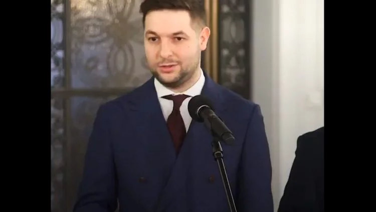 Patryk Jaki podczas konferencji prasowej skierował mocne i pouczające słowa do dziennikarki TVN, która chciała zadać mu pytanie