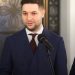 Patryk Jaki podczas konferencji prasowej skierował mocne i pouczające słowa do dziennikarki TVN, która chciała zadać mu pytanie
