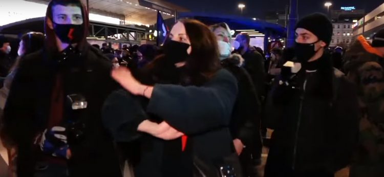 Protesty zorganizowane w dzień kobiet 8 marca odbiły się szerokim echem w Polsce, została zatrzymana między innymi "Babcia Kasia"