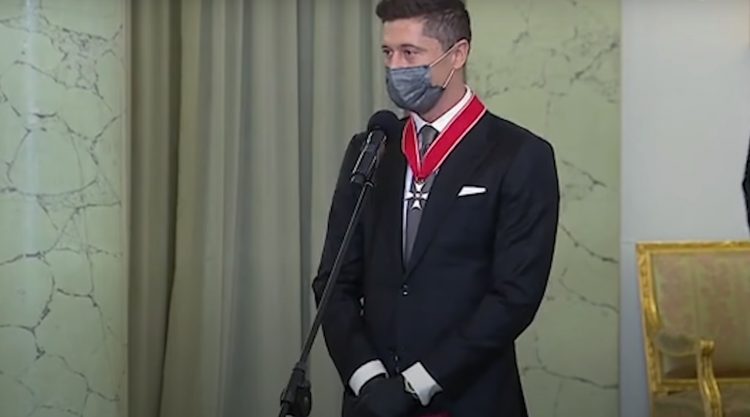 Magdalena Środa dołączyła do grona internetowych hejterów i postanowił również przeprowadzić atak słowny na Roberta Lewandowskiego.