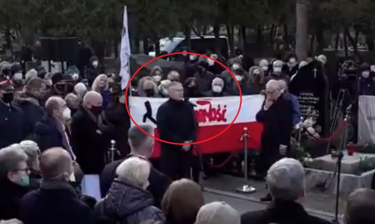 Skandal wywołał Władysław Frasyniuk gdy w swojej mowie pożegnalnej umieścił "osiem gwiazd", pogrzeb Lityńskiego to nie wiec polityczny