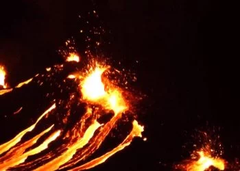 Na Islandii wybuchł wulkan Fagradalsfjall, który od 800 lat pozostawał w uśpieniu, niebo zrobiło się czerwone, rozesłano ostrzeżenia