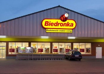 Wyciekły zarobki z Biedronki! Tyle naprawdę zarabiają pracownicy dyskontu