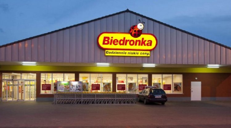 Wyciekły zarobki z Biedronki! Tyle naprawdę zarabiają pracownicy dyskontu