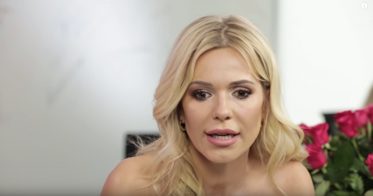 Doda (Dorota Rabczewska) po odejściu z zespołu Virgin postanowił stać się producentem filmowym stworzyć film „Dziewczyny z Dubaju”.