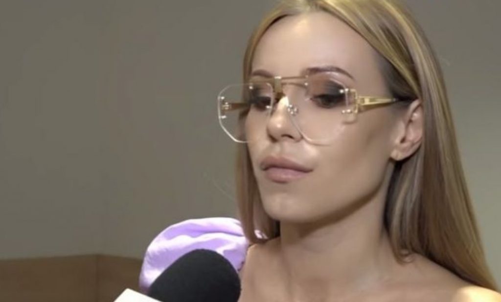 Doda (Dorota Rabczewska) po odejściu z zespołu Virgin postanowił stać się producentem filmowym stworzyć film „Dziewczyny z Dubaju”.
