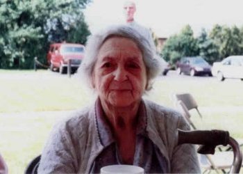 Kobieta zrobiła zdjęcie swojej babci, po śmierci kobiety wnuczka na zdjęciu zobaczyła postać, która przypominała dziadka, czy to był duch?