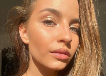 Julia Wieniawa postanowiła otworzyć nowy biznes ze strojami do ćwiczeń, w tym celu w ramach reklamy postanowiła pokazać się niemal nago.