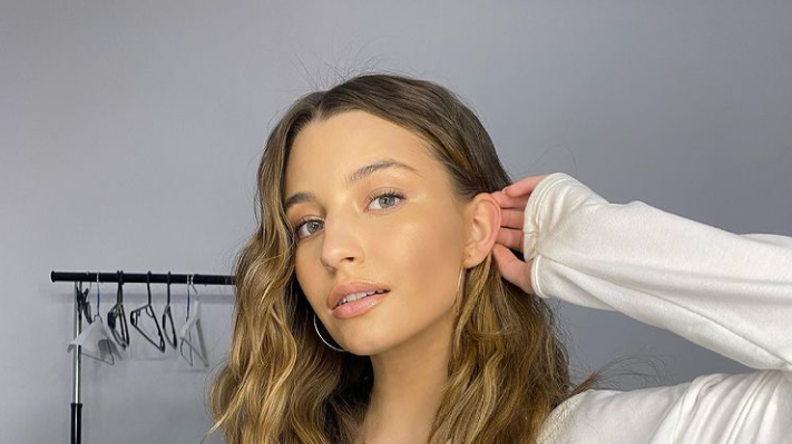 Julia Wieniawa uwielbia szokować, pokazała to kolejnym zdjęciem, które promuje jej kolejna markę strojów do ćwiczeń, jest na nim w rozkroku