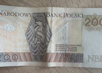 Kierowca zapłacił 200 zł i odjechał. Gdy kasjer zorientował się czym zapłacił, był w szoku