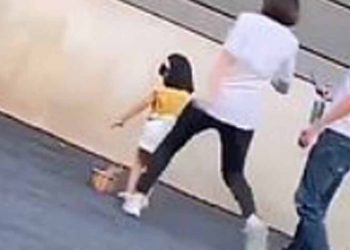 3-latka nie chciała pozować do zdjęć wtedy jej matka brutalnie ją skopała. Wszystko się nagrało