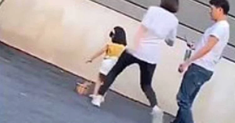 3-latka nie chciała pozować do zdjęć wtedy jej matka brutalnie ją skopała. Wszystko się nagrało