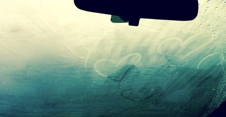 Parują ci szyby w samochodzie? Jest na to GENIALNY sposób! Każdy ma to w domu – kosztuje mniej niż 1 zł