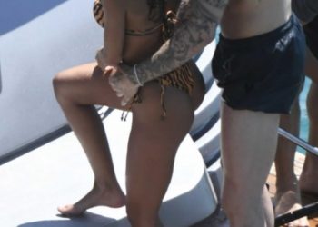 Słynny bramkarz został przyłapany w Grecji, na jachcie ze swoją kochanką. Piękna brunetka która mu towarzyszy zdaje się być zadowolona