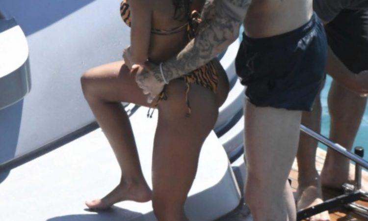 Słynny bramkarz został przyłapany w Grecji, na jachcie ze swoją kochanką. Piękna brunetka która mu towarzyszy zdaje się być zadowolona