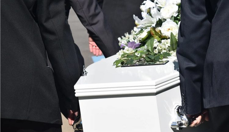 Dzień po pogrzebie usłyszeli głośne dźwięki z trumny. Otworzyli wieko i zamarli. Ten widok wstrząsnął wszystkimi