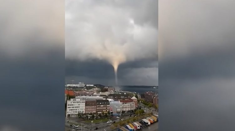 Chwile grozy przeżyli ludzie będący nad Bałtykiem gdy nagle pojawiła się potężna trąba powietrzna, której siła spychała ludzi do wody.