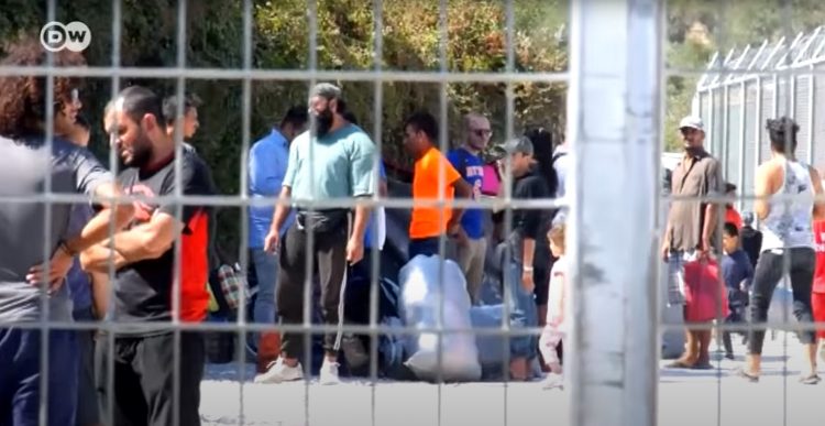 Urzędniczka z Niemiec wyznała coś przerażającego. “Masturbują się pod biurkiem, macają przy rozporkach, bawią się…” (wideo)