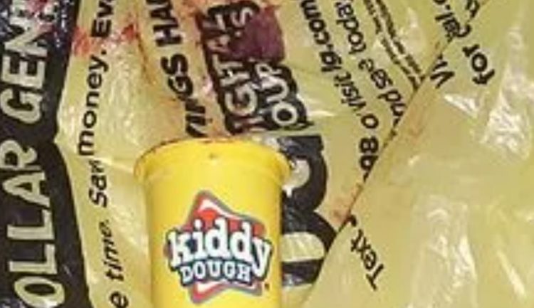 To miał być prezent dla synka, niestety okazał się być zepsuty, a raczej zepsuta - modelina wyglądała jak mózg, zadzwoniła na policję