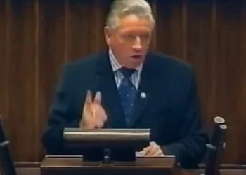 Andrzej Lepper w świetnym stylu retorycznym przedstawił obraz elit III RP. Podał po nazwisku polityków, którzy brali łapówki, którzy...